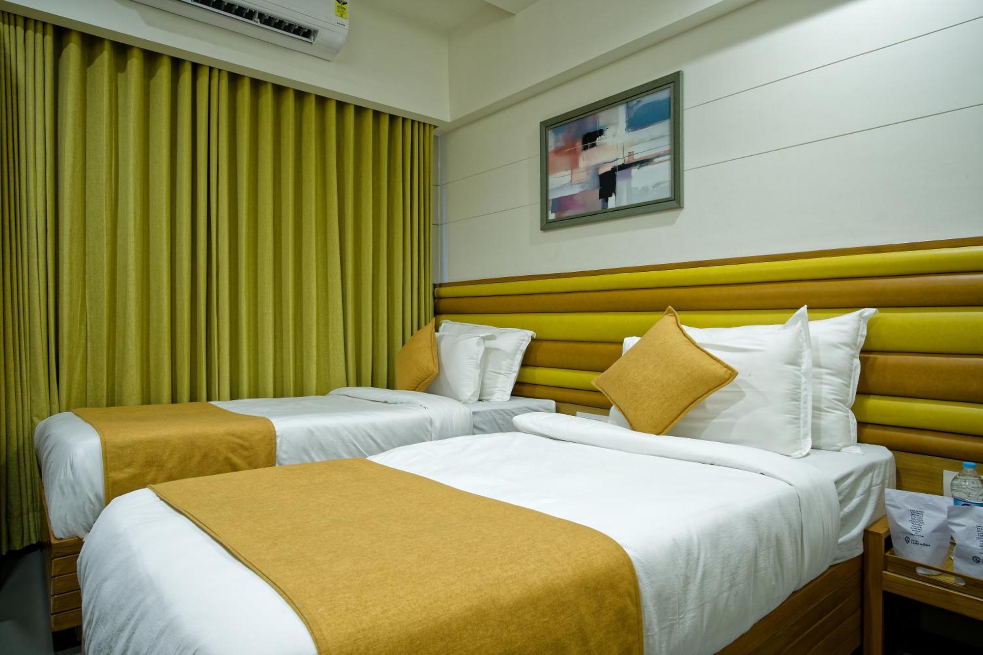 Hotel Lake Point Ahmedabad Eksteriør bilde