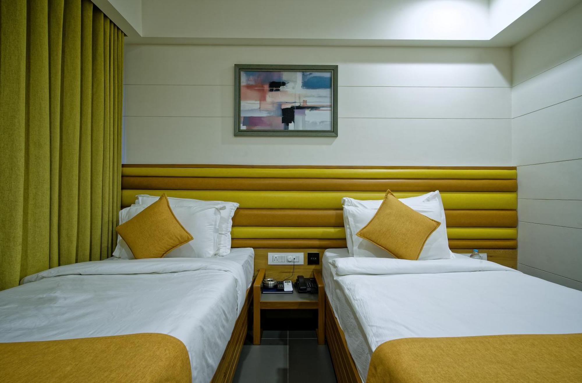 Hotel Lake Point Ahmedabad Eksteriør bilde