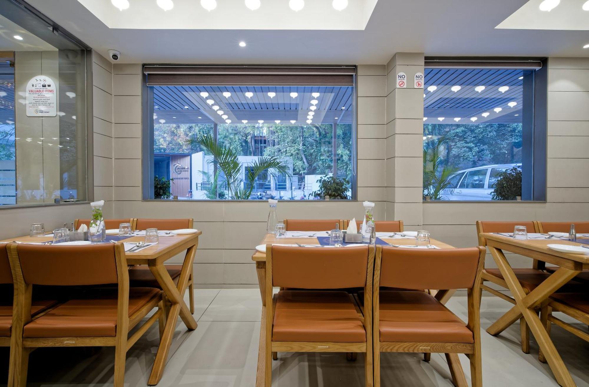 Hotel Lake Point Ahmedabad Eksteriør bilde