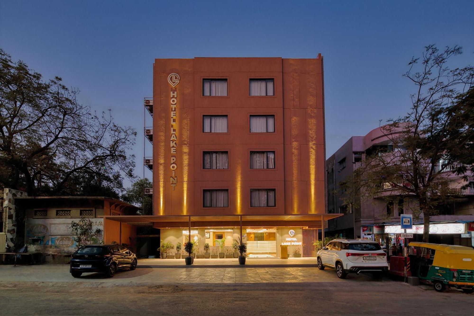 Hotel Lake Point Ahmedabad Eksteriør bilde