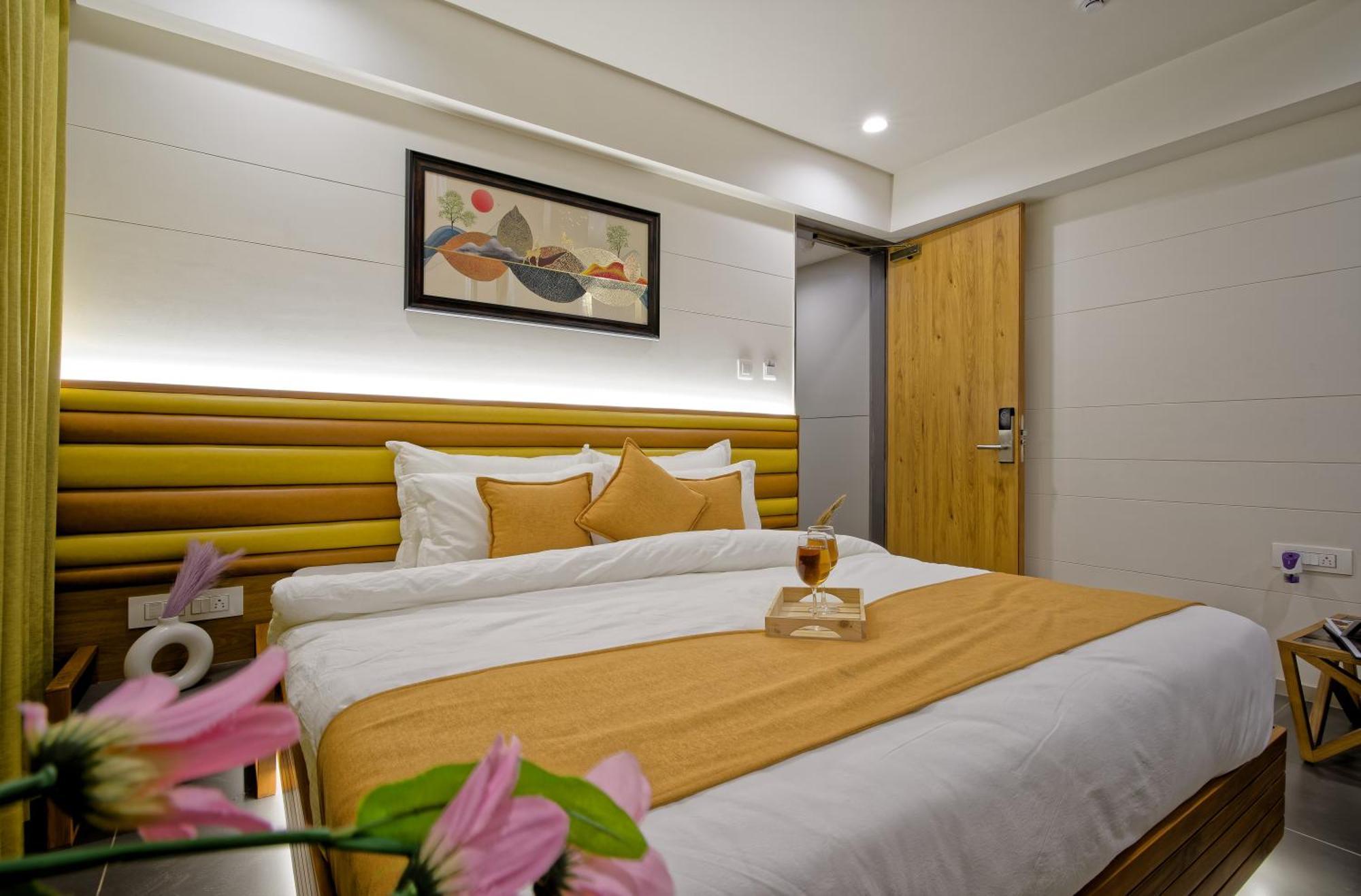 Hotel Lake Point Ahmedabad Eksteriør bilde