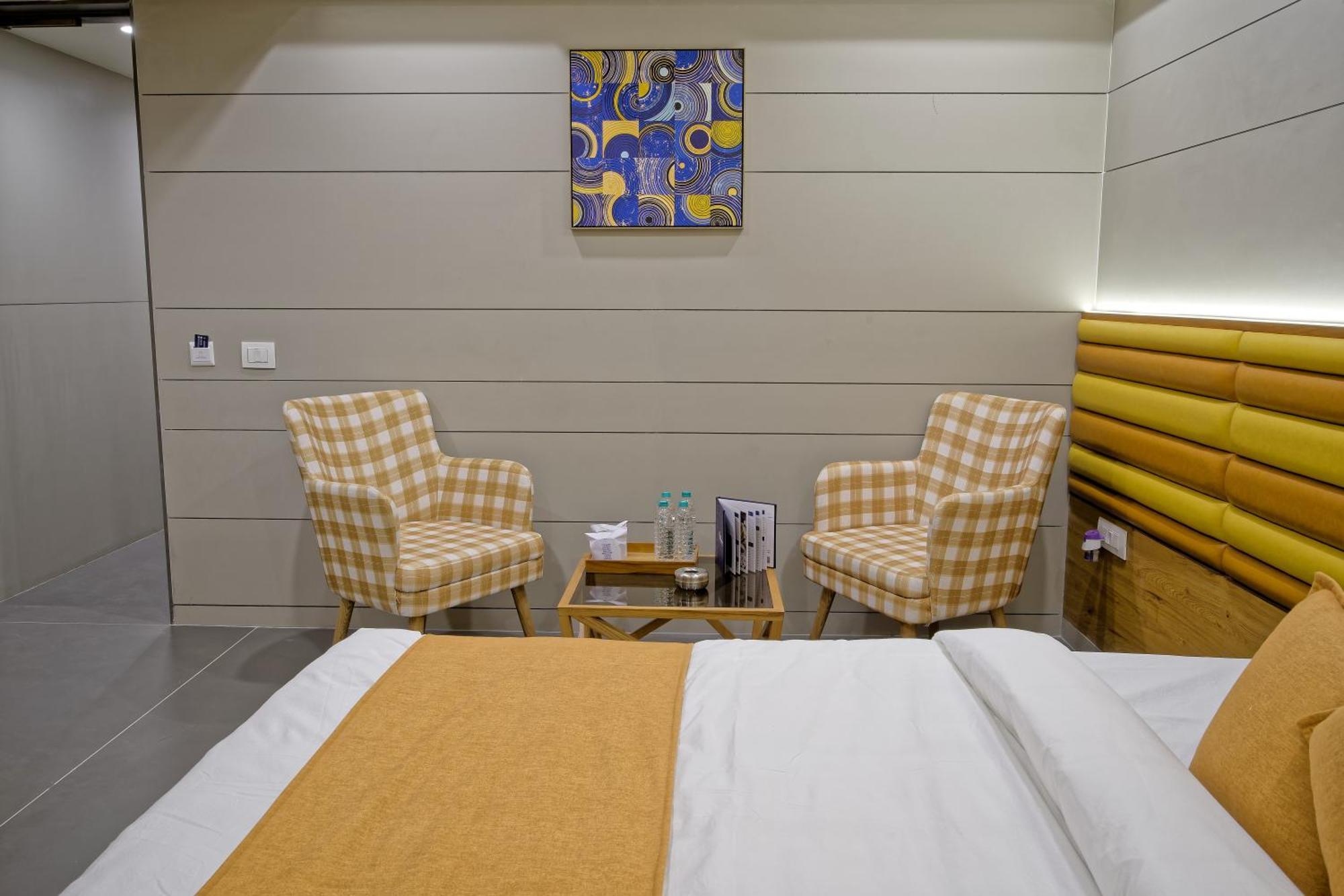 Hotel Lake Point Ahmedabad Eksteriør bilde