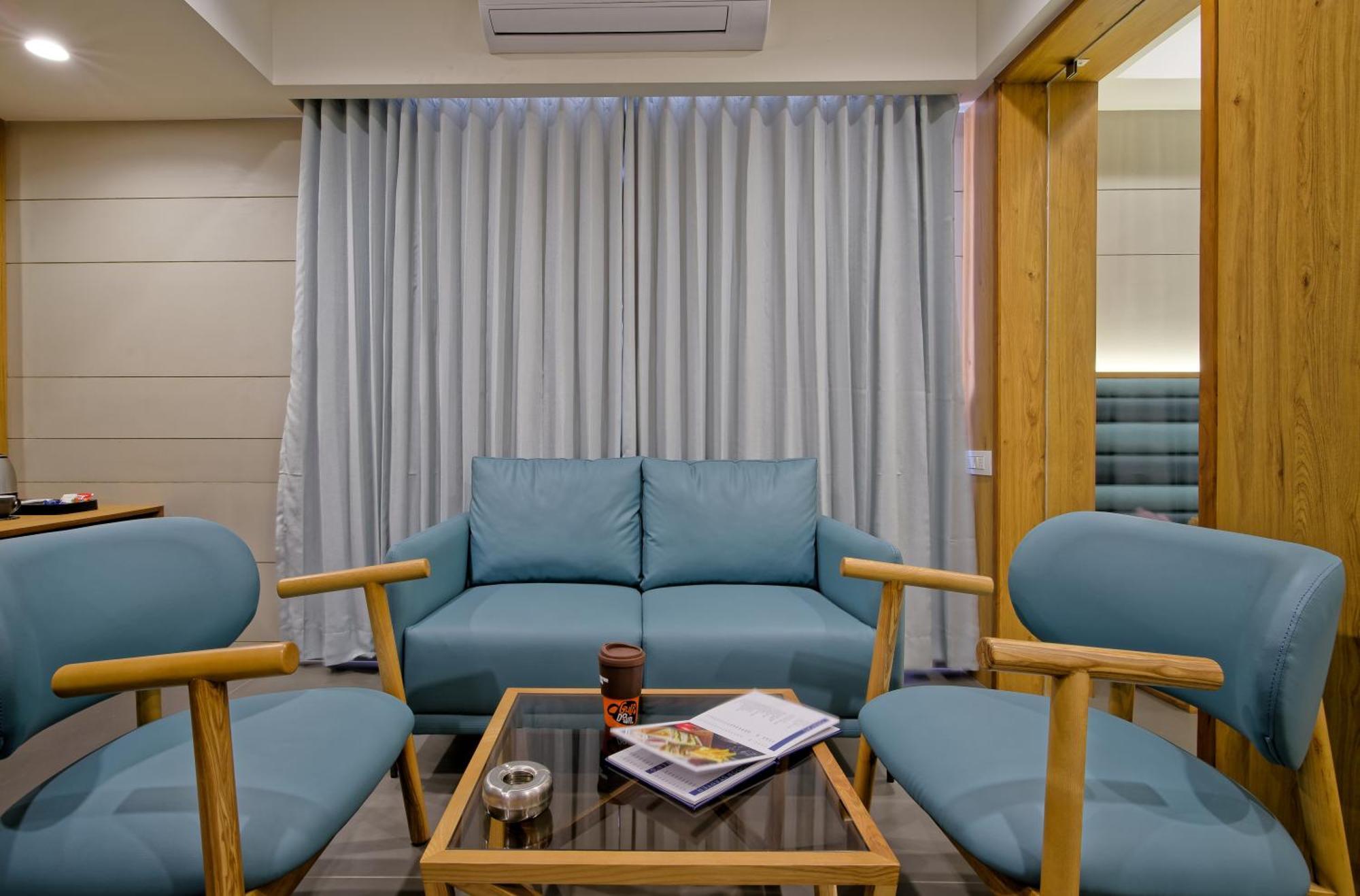 Hotel Lake Point Ahmedabad Eksteriør bilde