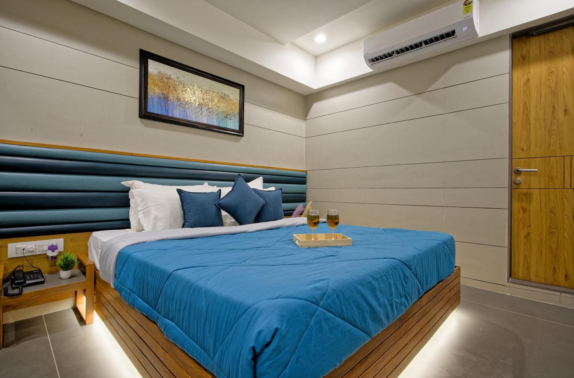 Hotel Lake Point Ahmedabad Eksteriør bilde