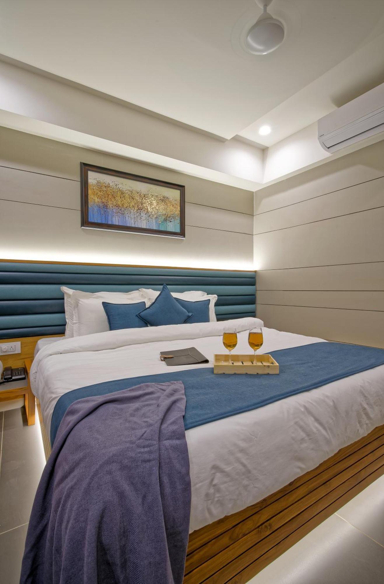 Hotel Lake Point Ahmedabad Eksteriør bilde